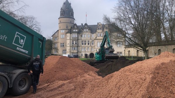 Auf dem Schlossplatz wird gebaggert. - © Martin Hostert