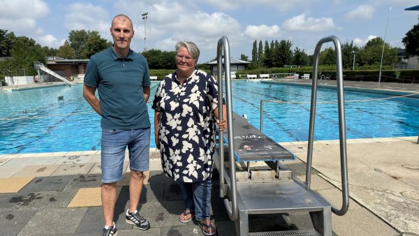 Frank Niegsch und Sandra Büschemann am großen Becken im Freibad Lage. - © Sven Kienscherf