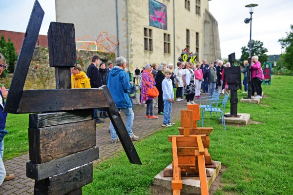 Kunstwerke stehen in der Horner Burg als auch vor der Burgmauer am Wall. - © Nicole Ellerbrake