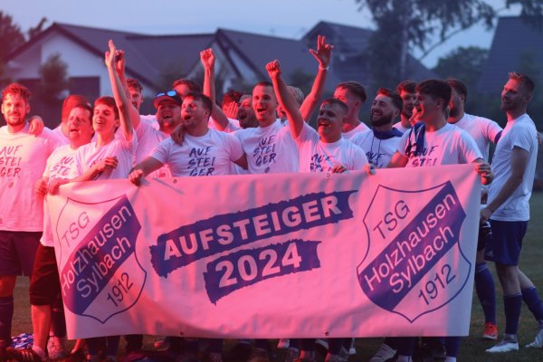 Die TSG feiert nach dem 2:1 die Meisterschaft und den Aufstieg. - © Kai Hahn