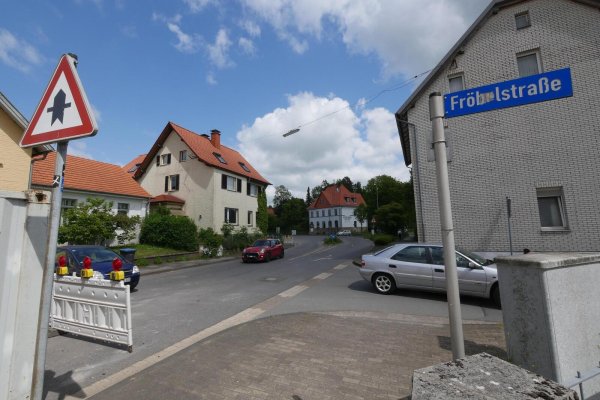 Schon beim Bau des Kreisverkehrs an der Kreuzung Mittelstraße/Kampstraße wählten Ortskunde den Weg durch Fröbelstraße und Grüne Straße anstelle der offiziellen Umleitung. Das ist nun bei der Sperrung der Leopoldstaler Straße genauso. - © Jost Wolf