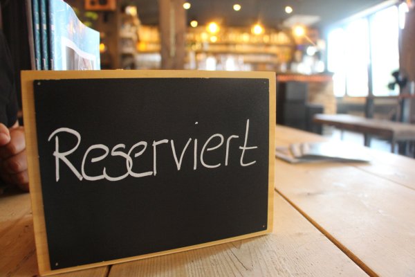 Reservieren und dann nach zwei Stunden wieder den Tisch räumen müssen? In Lippe hält sich dieses Vorgehen in Grenzen. - © Janet König