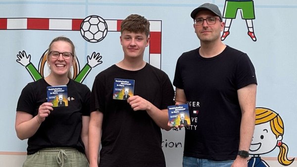 Wirkten am Pixi-Buch mit: (von links) Emilie Moek, Conner Wiemers, Christian Klute. - © Bildrechte: TV Horn-Bad Meinberg