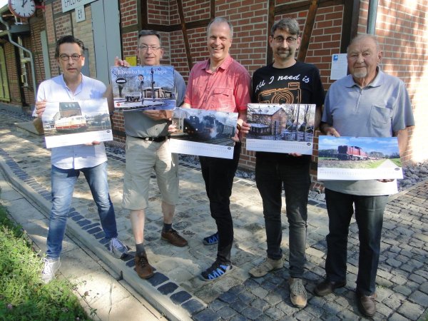 Stellen den neuen Kalender der Eisenbahnfreunde Lippe am Bahnhof Ehlenbruch vor, der beim Tag der offenen Tür über den Ladentisch gehen soll: Andreas Heyden (von links), Dirk Schneider, Dr. Hans Jacobs, Klaus Schuler und Fritz Schneider. - © Hajo Gärtner