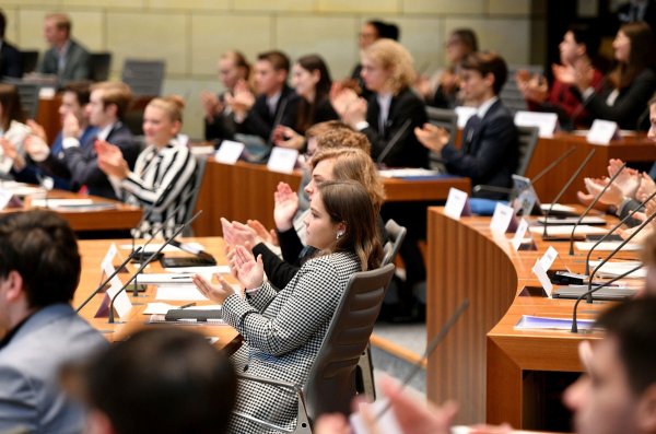 Beim Jugendlandtag – hier ein Foto aus 2023 – kamen jetzt wieder rund 200 junge Menschen im Parlament zusammen. - © Volker Hartmann