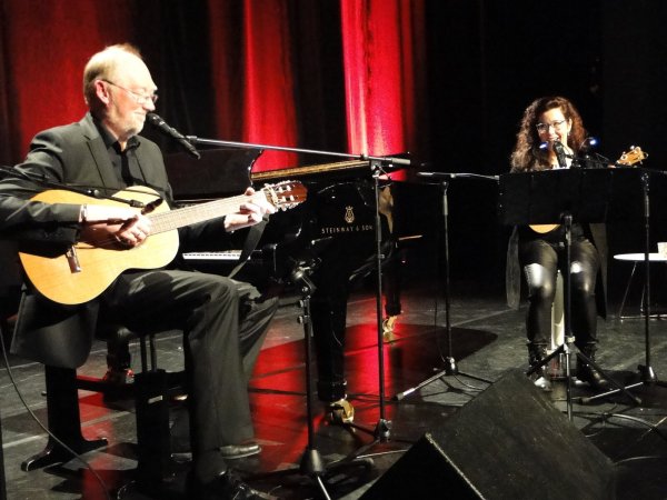 Ungewohnter Anblick: Peter Stolle mit Gitarre und Ulrike Wahren mit Ukelele "Paolo". Idee: Mal ganz andere Instrumente ausprobieren, um bewusst das Risiko einzugehen, spektakulär zu scheitern. - © Hajo Gärtner