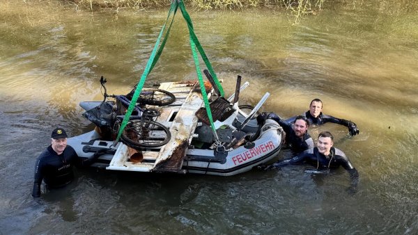 Auch die Bega wurde gereinigt: Beim Fischen im Trüben wurde die Tauchergruppe der Lemgoer Feuerwehr fündig. - © Freiwillige Feuerwehr Lemgo