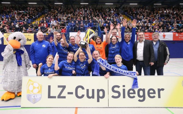Da lächelt auch Paula Print: Die Damen des FC Donop-Voßheide holten den LZ-Cup 2020. Erste Gratulanten waren Landrat Dr. Axel Lehmann (Zweiter von rechts) sowie Lemgos FuL-Kreisvorsitzender Werner Fritzensmeier (rechts) und der Detmolder Boss Gottfried Dennebier (hinten). - © Paul Cohen
