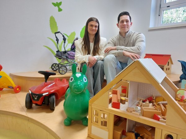 Chantal Parusch und Maarten Wiehager absolvieren den Bundesfreiwilligendienst beim SOS-Kinderdorf Lippe. Die 20-Jährige ist im Blomberger Einrichtungsteil "Beratung und Treffpunkt" und der 18-Jährige im Projekt "Integrierte Quartiersarbeit (IQ) Lügde" tätig. - © Michaela Weiße