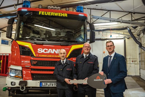 Übergabe: Einheitsführer Andreas Dieckmann, Benjamin Brinkmeyer (Leiter der Feuerwehr Lage) und Bürgermeister Matthias Kalkreuter (von links) mit dem symbolischen Schlüssel des Magirus-Fahrzeugs. - © FreitagTV/Stock
