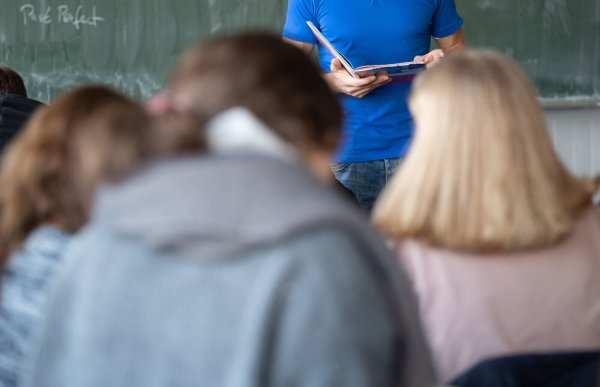Im Koalitionsvertrag räumen CDU und Grüne in NRW den Schulen ein, den Unterricht erst um 9 Uhr zu beginnen. - © dpa