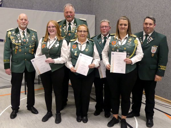 Mit der Goldenen Verdienstnadel des Westfälischen Schützenbundes wurden ausgezeichnet Sarah Teutrine, Ute Hollmann-Schulze, Wigand Schulze und Steffi Kneese (mit Urkunden von links). Es freuen sich mit ihnen Oberst Jörg Kleemann und der Vorsitzende Willi Düwel (hinten von links) sowie Patrick Ovenhausen, Vorsitzender des Kreisschützenbundes (rechts) - © Rudi Rudolph