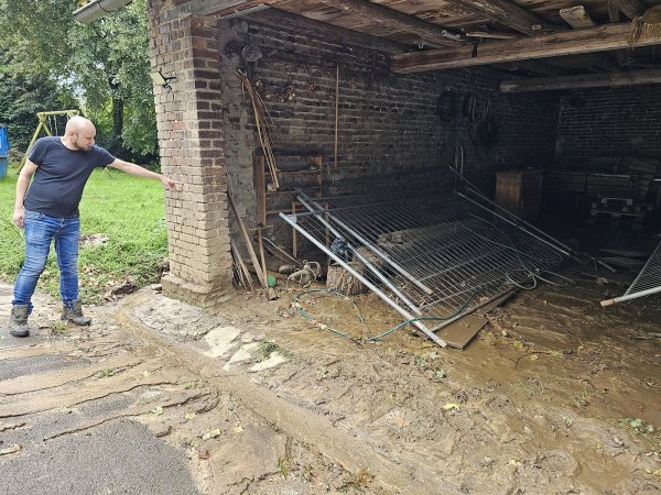 Im Mai stand das Wasser bis zu der Stelle, die Sascha Deppe zeigt. Dienstagnacht kam viel weniger runter, aber der Schaden ist groß, denn das Wasser drückte immer wieder im Keller hoch - und mischte sich mit Heizöl. Zum Glück allerdings nur mit einer kleinen Menge. - © Astrid Sewing