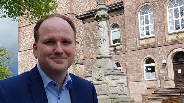 Als Beigeordneter und Kämmerer nach Blomberg zu gehen, war für Christoph Dolle eine "Lebensentscheidung". Jetzt will er Bürgermeister werden und ist sich der Mammutaufgabe nicht nur in Corona-Zeiten bewusst.  - © Marianne Schwarzer(LZ)