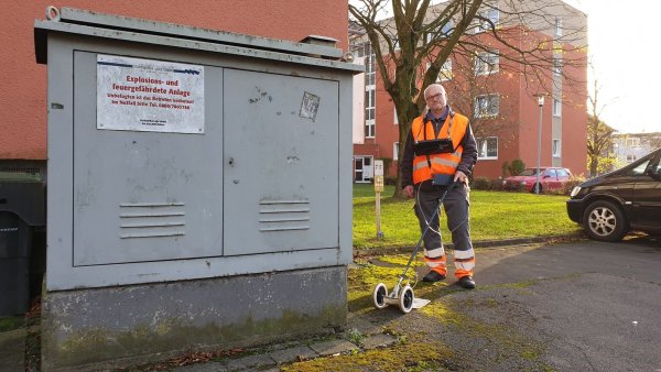 Gasspürer Ingo Kermbach überprüft eine Leitung vor einem Mehrfamilienhaus in Lage. - © Nadine Uphoff