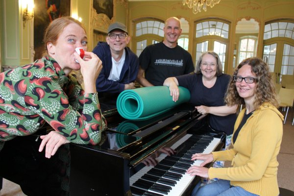 Sandra Botor (mit Nasenflöte), Jan Gerth, Stephan Otters, Catherine Jolles sowie Susanne Roth (von links) wollen Mini-Konzerte an ungewöhnlichen Orten und zu ungewöhnlichen Zeiten etablieren. - © Sandra Castrup
