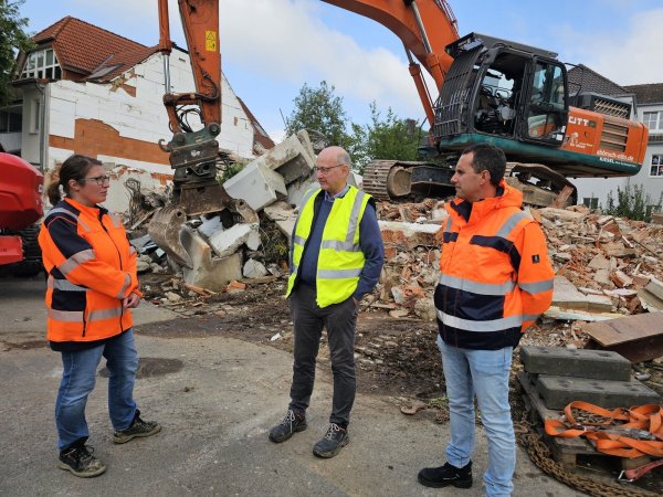 Melanie Gröbe, Engelbert Müller und Christian Kerkmann von der Unteren Bodenschutzbehörde des Kreises Lippe begleiten die Sanierungsarbeiten in der Färberstraße. Das Gebäude ist abgerissen, der Boden wird entsorgt. - © Astrid Sewing