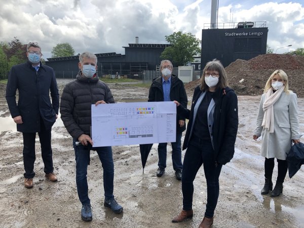 Auf den baldigen Baustart am Bruchweg freuen sich (von links) Philipp Messling von der Sparkasse, Bäckerei-Geschäftsführer Bernd Krome, von der Stiftung Eben-Ezer Vorstand Udo Zippel und Bereichsleiterin Kinder und Jugendliche Sabine Menzel sowie Kerstin Reineke von der HVO Hausverwaltung. - © Till Brand