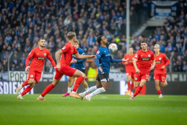 Arminias Noah Sarenren Bazee wird von seinen Elversberger Gegenspielern umringt. - © Sarah Jonek