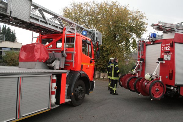 Feuerwehr Extertal bei einem Einsatz. Auf der linken Seite die betagte Drehleiter, die nun ersetzt werden soll. - © Sylvia Frevert