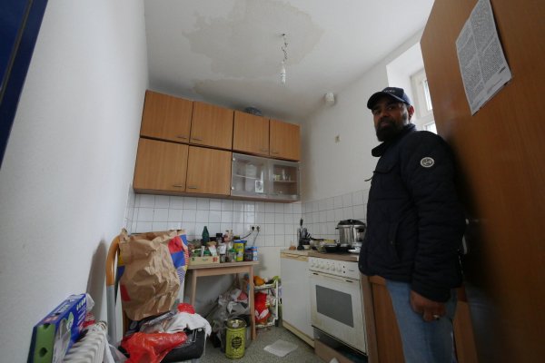 Auch an der Decke der Küche - sie liegt Wand an Wand mit dem Bad - sind an der Decke große Wasserflecke zu sehen. Der Boden ist ebenso nass wie im Bad. Die Schränke und Elektrogeräte sind bereits von der Feuchtigkeit in Mitleidenschaft gezogen. - © Jost Wolf