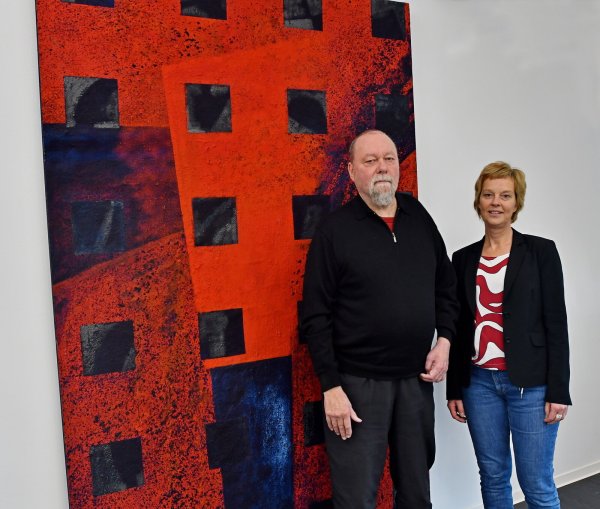 Fred Schierenbeck und Silke Karallus, Leiterin des Gesundheitszentrums, stehen vor einem der beiden Bilder, die der Künstler dem Gesundheitszentrum überlassen hat. - © Gunter Held