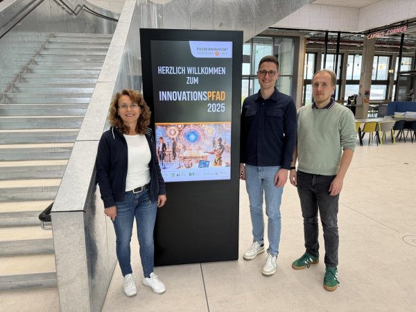 Das Team „Innovation und Technologietransfer“ freut sich auf den Innovationspfad: Hacer Ritzler-Engels (Beraterin für Innovation & Technologie – BIT), Yannic Stangier (Abteilungsleiter) und Tobias Böke (Projektmitarbeiter Transfer- und
Netzwerkmanagement, von links). - © Kreishandwerkerschaft Paderborn-Lippe