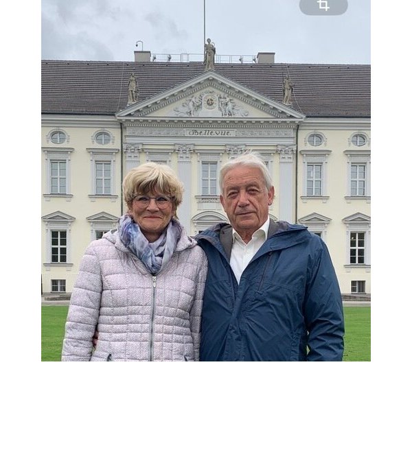 Karl-Heinz Huneke mit seiner Frau Hella vor dem Schloss Bellevue in Berlin. Bundespräsidenten Frank-Walter Steinmeier hatte beide zum diesjährigen Bürgerfest der Ehrenamtlichen nach Berlin eingeladen. - © Bildrechte: Karl-Heinz Huneke