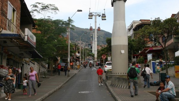 Das Metrocable von Medellín ist ein Transportsystem mit drei Seilbahnlinien. Es bringt die Einwohner aus dem Tal beispielsweise in das hochgelegene Stadtviertel Santo Domingo. - © Martin Hoelscher