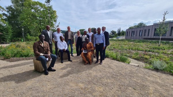 Erster Stop der Delegation aus Ghana war am Montagmorgen die Jacobischule in Kalletal. - © Nadine Uphoff