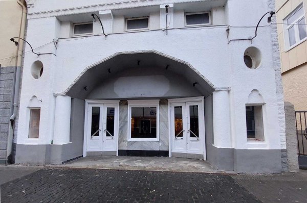 Das ehemalige Kino in der Langen Straße steht noch immer zum Verkauf. - © Archivfoto: Janet König
