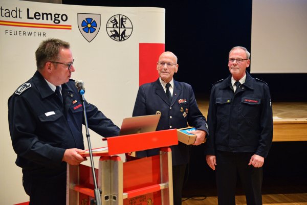 Lars-Uwe Brede (von links) verabschiedet Horst Gröne aus Sprecher der Eherenabteilung und begrüßt dessen Nachfolger Udo Ridderbusch. - © Nicole Ellerbrake