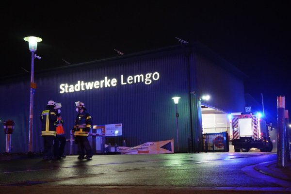 Die Feuerwehr rückte mit vielen Fahrzeugen an. - © Freitag TV