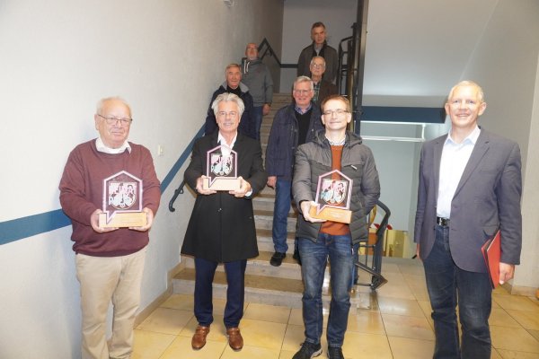 Adolf Nagel (Arbeitskreis Ü70 Holzhausen, vorne von links), Peter Engelkraut (Heimatverein Bad Meinberg) und Olaf Biere (Ländlicher Raum aktiv) haben den Heimatpreis von Bürgermeister Stefan Rother entgegen genommen. Ebenfalls dabei waren weitere Mitglieder der Vereine: Dieter Stoll, Wolfgang Diekmann, Peter Hartwig, Hans Tiemann und Hubert Ebers. - © Michaela Weiße(LZ)