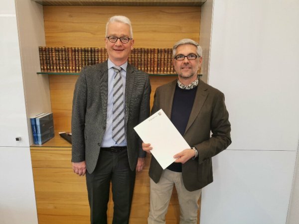 Der Vizepräsident des Landgerichts Dr. Jörg Mertens (links) und der neue Direktor des Amtsgerichts Blomberg, Viktor Friesen. - © Landgericht Detmold