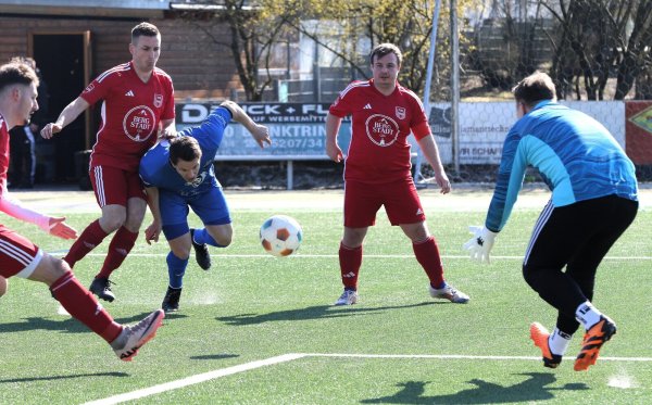 Alleine gegen Vier: Ben/Hoh-Stürmer Jan Ehlert ist auf sich allein gestellt und kann den Ball nicht im von Dennis Petzold gehüteten Lipperreiher Tor unterbringen. - © Oliver König