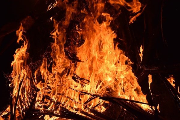 Etwa 150 Strohballen sind in der Nacht in Lügde in Brand geraten. - © Symbolbild: Pixabay