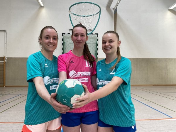 Lena Kramer (von links), Anna Horenburg und Amelie Grünert sind die jeweiligen Spielführerinnen der Helpuper Mannschaften. - © Sebastian Lucas