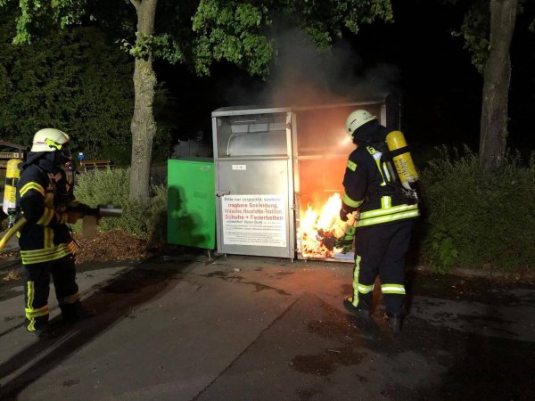 Die Feuerwehr hat einen Altkleidercontainer gelöscht. - © Polizei Lippe