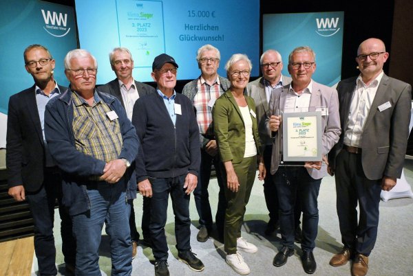 Sabbenhausen sahnt bei den "Kilma Siegern" ab. Es freuen sich Jurymitglied Heinz-Jörg Heinemann, die Vereinsmitglieder Bernd Pöpperling, Willi Bluhm, Franz Aich, Horst Gröne, Detlef Schake, Klaus Meier mit der stellvertretenden Bürgemeisterin Ulrike Jakob und Westfalen-Weser-Geschäftsführer Andreas Speith (von links). - © Westfalen Weser