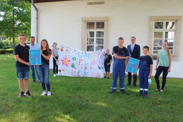 Linus Drüke (13, von links), Marcus Rohde (Bürgerstiftung), Jule Schwarze (13), Emely Semrau (12), Jonathan Drüke (11), Kai Klemme (17), Bürgermeister Jörg Bierwirth, Marvin Tegeler (10) und innogy-Kommunalmanagerin Maria Kemker bei der Preisübergabe des Klimaschutzpreises.  - © Michaela Weiße