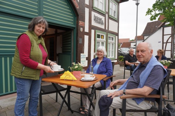 Josef Huppertz, Vorsitzender des Heimat- und Museumsvereins, und seine Frau Christa (Mitte) freuen sich, dass Erika Petig das Museumscafé übernommen hat.  - © Michaela Weiße