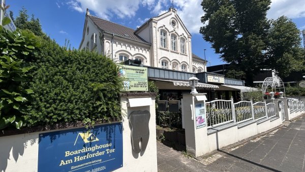 Das denkmalgeschützte Haus, Am Herforder Tor 6, in dem Olga Diser Ferienwohnungen anbieten möchte - die Stadt hält dagegen und pocht auf eine Nutzungsänderung. - © Alexandra Schaller