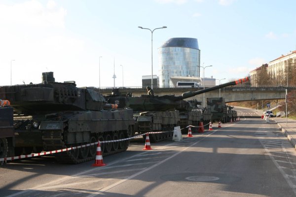 Deutsche Leopard-Panzer stehen am 22. November 2023 in der litauischen Hauptstadt Vilnius. - © IMAGO/Scanpix
