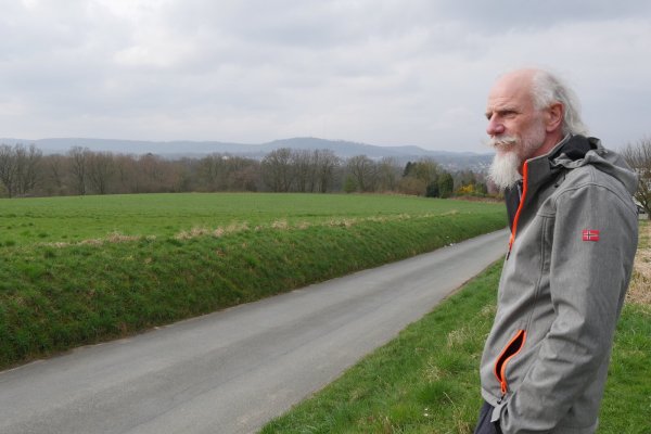 Derzeit ist Rüdiger Krentz krank geschrieben. Regelmäßige Spaziergänge helfen ihm. - © Jost Wolf
