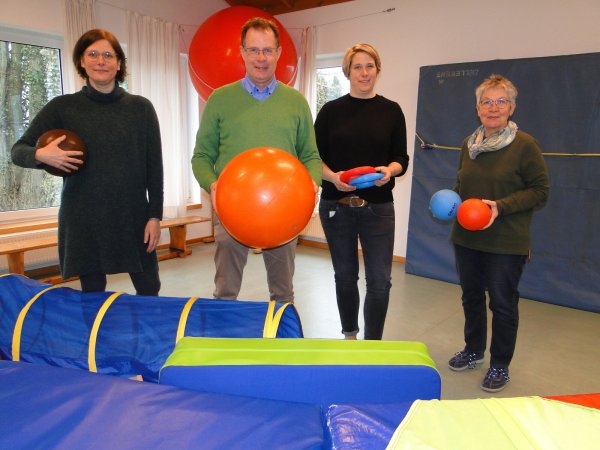 Auf der "Bewegungsbaustelle" der Kita Valhausen (von links): Marion Breuch, MdL Klaus Hansen, Hanna Döhler und Kita-Leiterin Birgit Kleine-Ostmann. - © Hajo Gärtner
