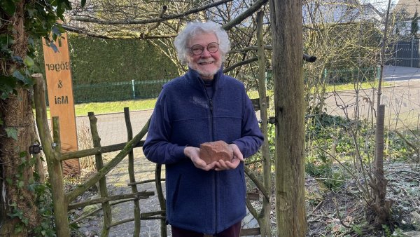 Das Forsthaus Schnepfenberge existiert nicht mehr. Bei einem Besuch in Ostpreußen fand Klaus Mai jedoch einen Stein von seinem Elternhaus, den er mitnahm und seither sicher verwahrt. - © Silke Buhrmester