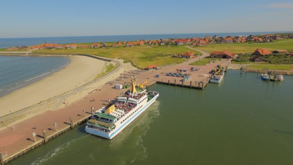 Mit der Baltrum-Linie gelangt man auf die Insel. Geht man vor Bord, beginnt der Urlaub gleich vom ersten Moment an. - © Baltrum Linie GmbH