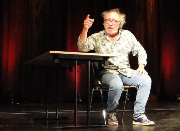 Kabarettist Urban Priol witzelt, schimpft und poltert im ausverkauften Kurtheater Bad Meinberg. Das Publikum zeigt sich begeistert und antwortet mit Lachsalven am laufenden Band. - © Hajo Gärtner