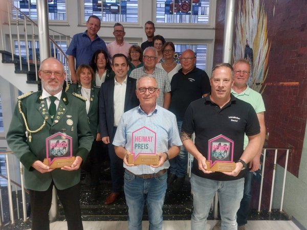 Hartmut Rissiek (vorne von links), Oberst des Schützenvereins Harzberg-Glashütte, Klaus Meier, Vorsitzender des Fördervereins Sabbenhausen, und David Lödige, Schießmeister der Schützenbruderschaft St. Kilian Lügde, nehmen im Beisein von Bürgermeister Torben Blome und Jury- und Vereinsmitgliedern die Heimatpreise entgegen. - © Michaela Weiße
